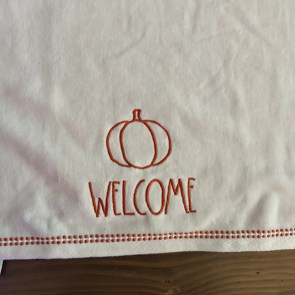 Rae Dunn White Orange Pumpkin Welcome Hand Towel 29.5x16 Pre-Owned seaonsal fall